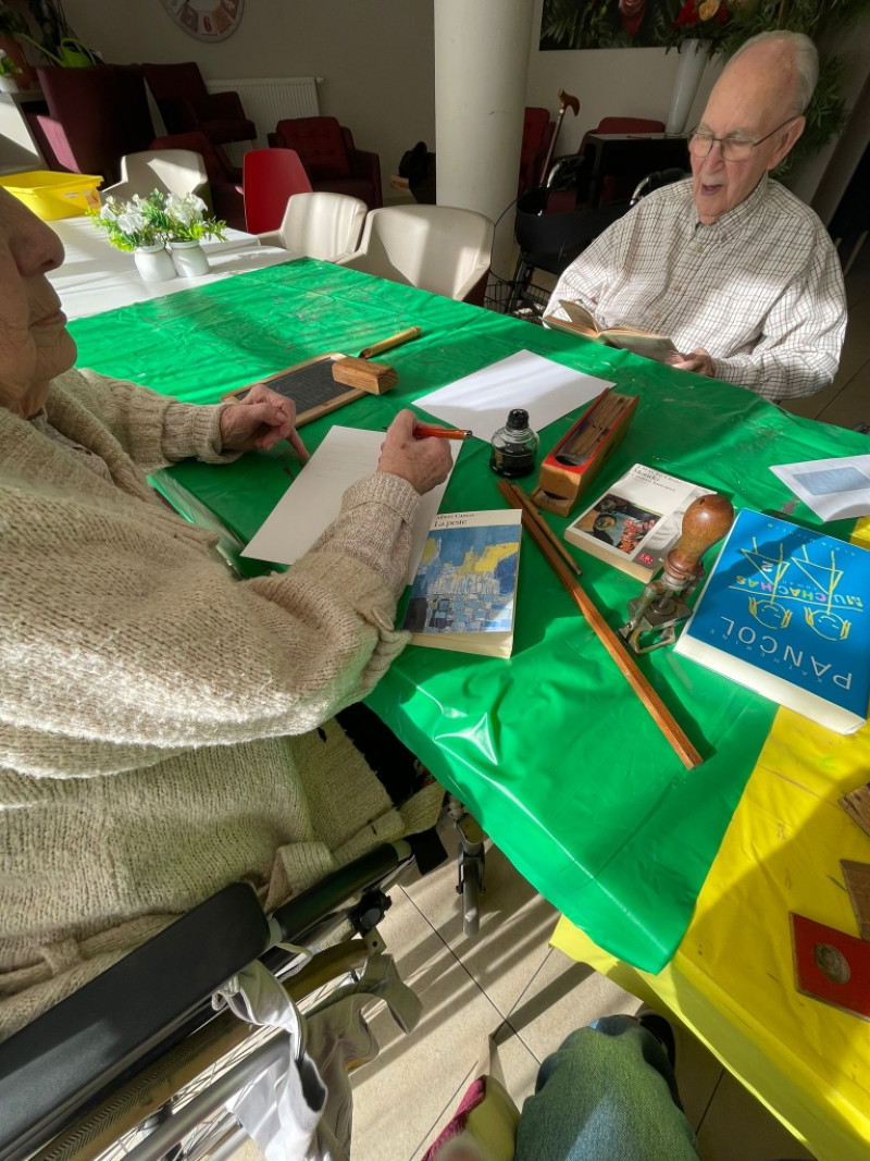 Retour dans le passé : un atelier d’écriture à la plume avec notre stagiaire
