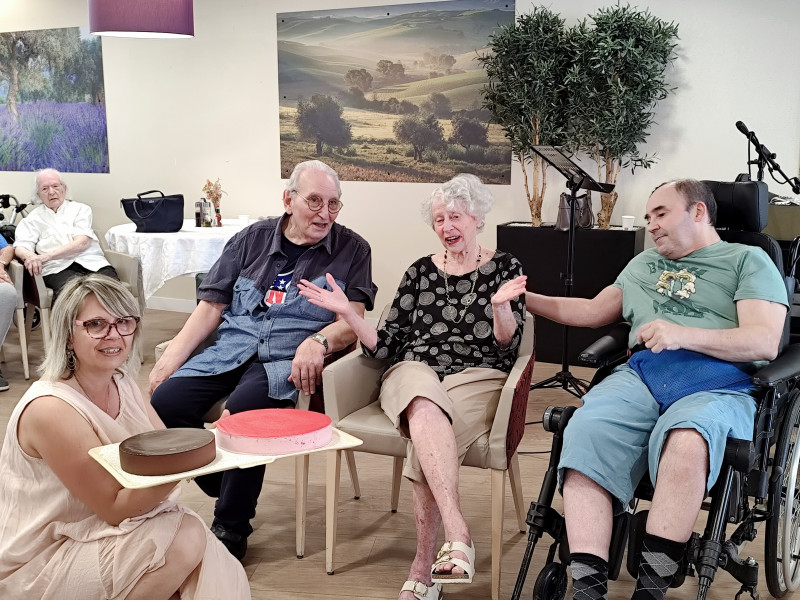 Goûter d'anniversaire du mois : un moment festif et en musique.